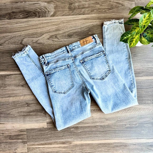 STRADIVARIUS Regular High Waist Jeans Distressed Acid Wash 5-pocket Size USA 6 - Picture 12 of 12